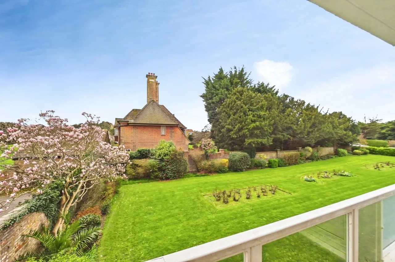 Dixwell Road, Folkestone, photo 5