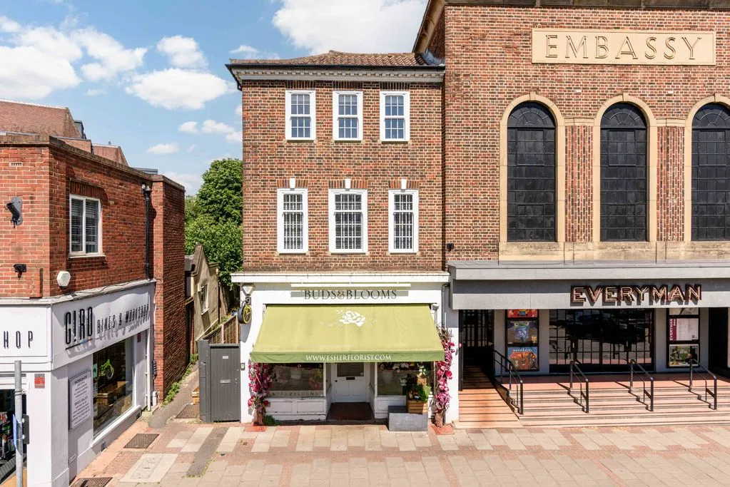 3 bed flat for sale — 24a High Street, Esher KT10 9RT
