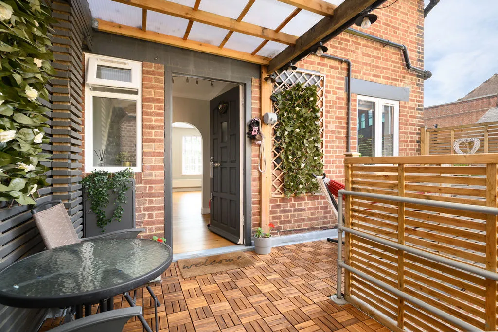 24a High Street, Esher KT10 9RT, photo 2