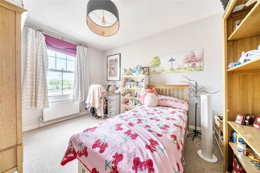 Windsor Road, Chobham, GU24, photo 15