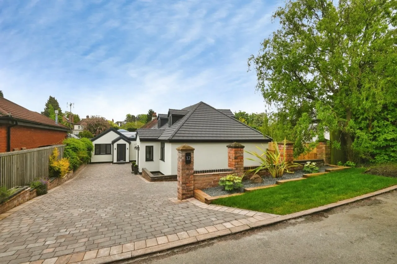 3 bed house for sale — 12 The Dell, Tamworth