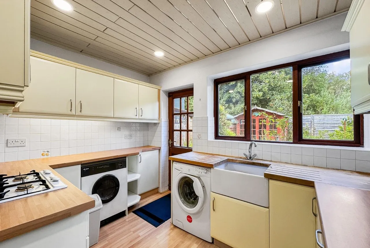 Dale Grove, Timperley, Cheshire WA15 6JY, photo 15