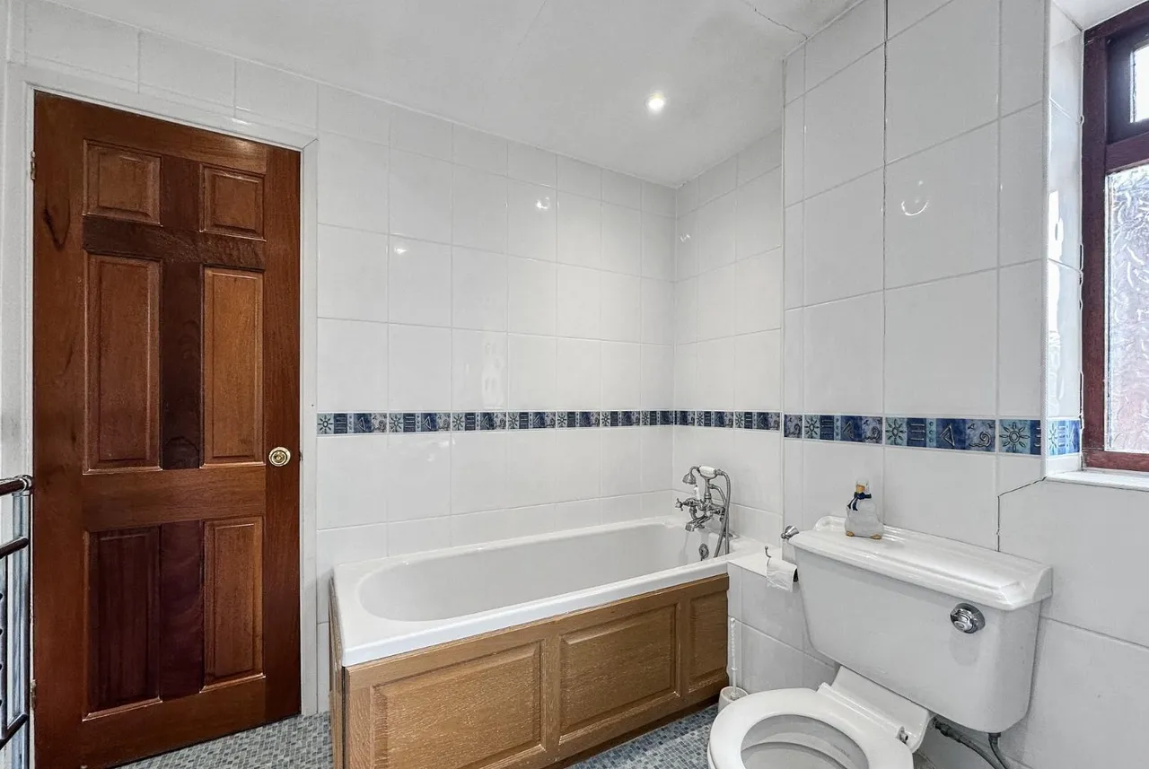 Dale Grove, Timperley, Cheshire WA15 6JY, photo 25