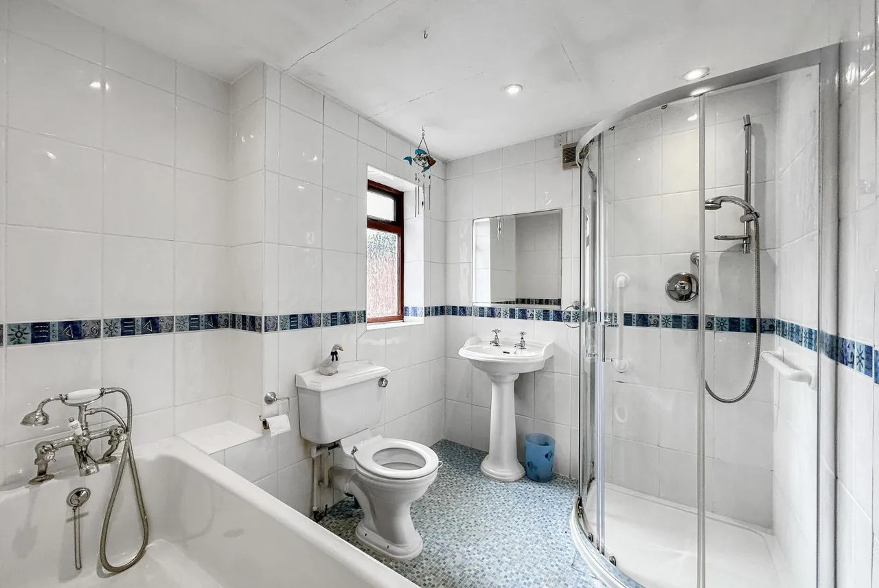 Dale Grove, Timperley, Cheshire WA15 6JY, photo 24