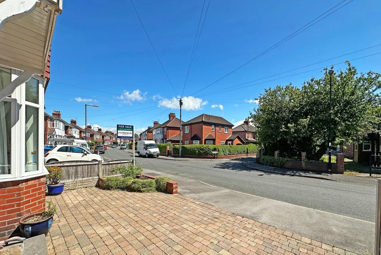 Dale Grove, Timperley, Cheshire WA15 6JY, photo 28