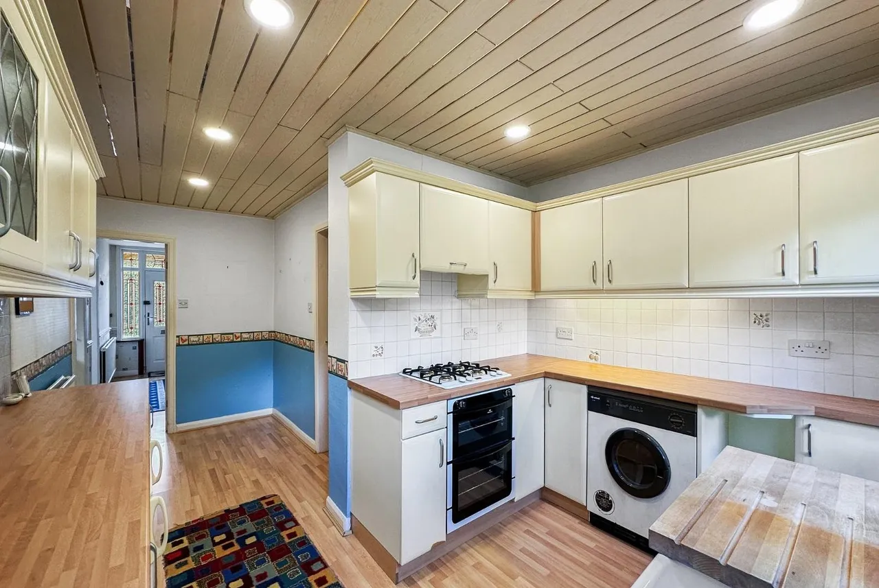 Dale Grove, Timperley, Cheshire WA15 6JY, photo 3