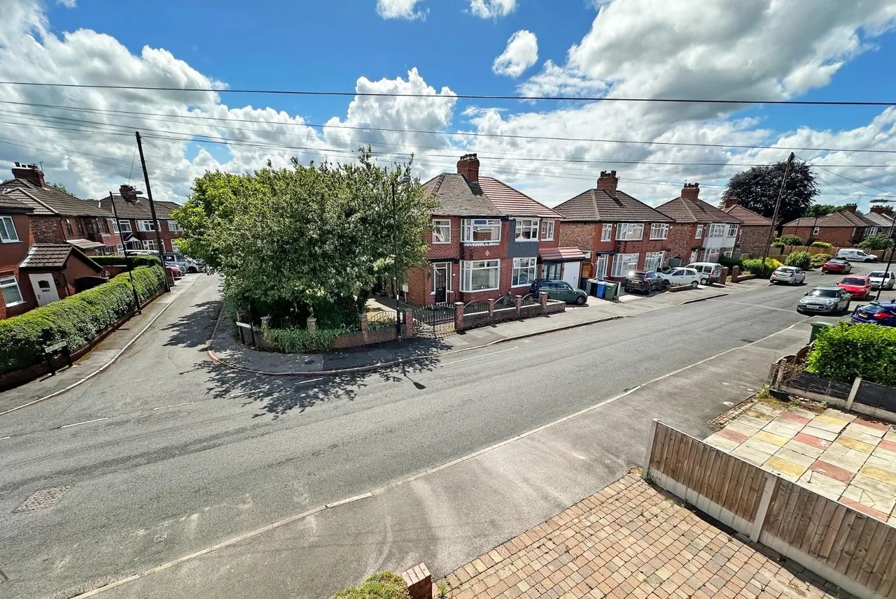 Dale Grove, Timperley, Cheshire WA15 6JY, photo 29