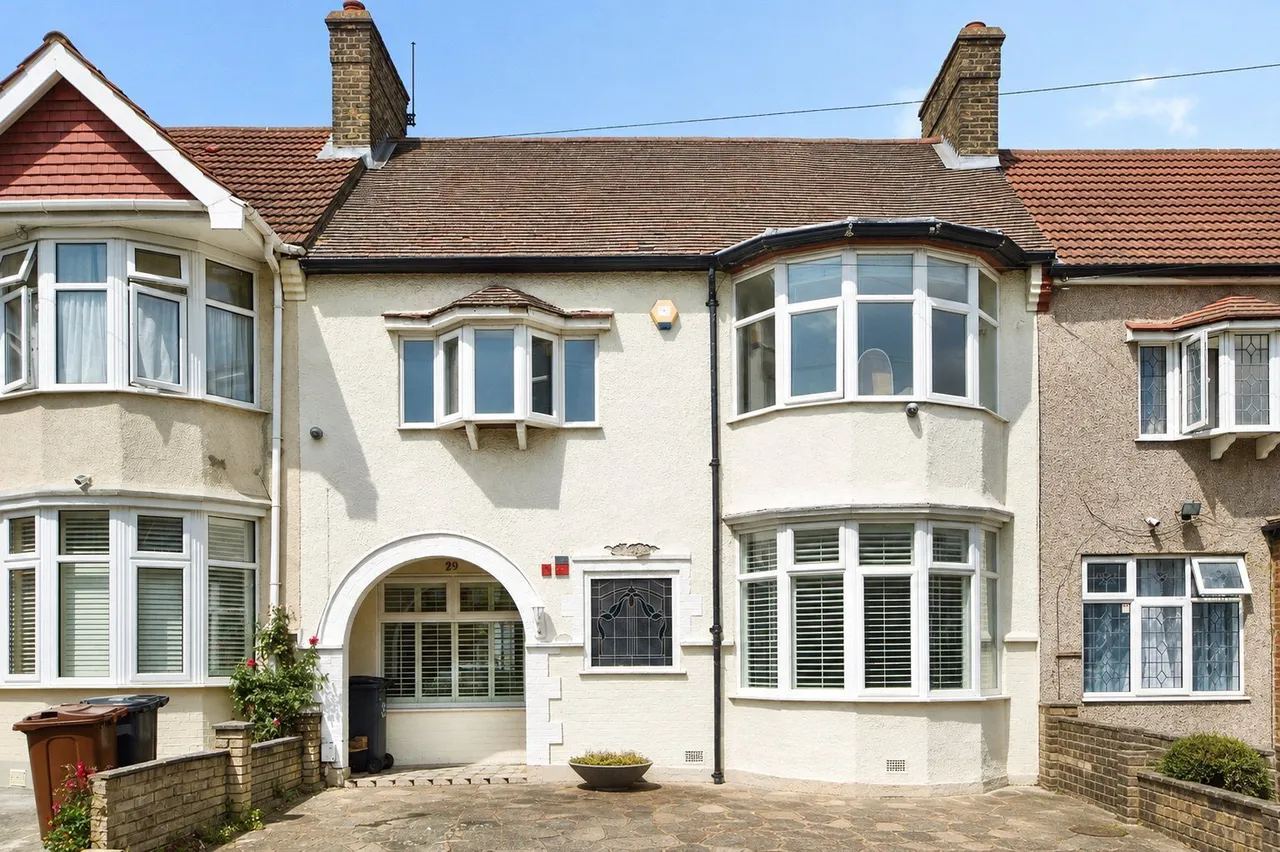 3 bed house for sale — Cranleigh Gardens, Barking, London, IG11