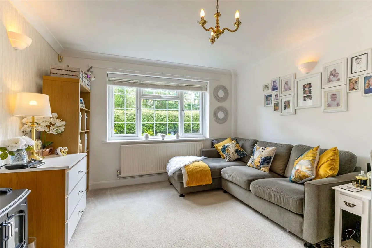 Hatchet Lane, Winkfield, Windsor, Berkshire, SL4 2EG, photo 7