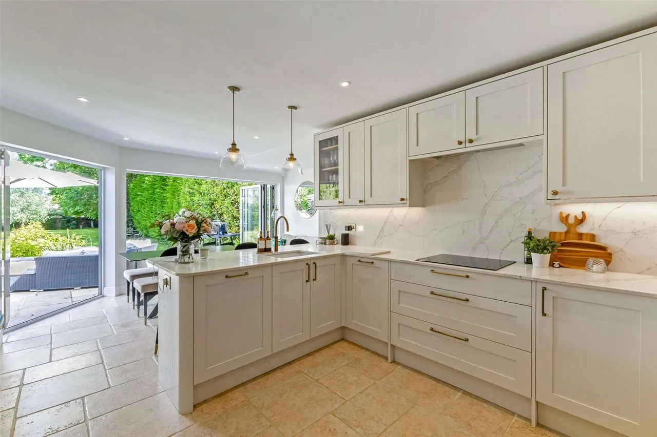 Hatchet Lane, Winkfield, Windsor, Berkshire, SL4 2EG, photo 9