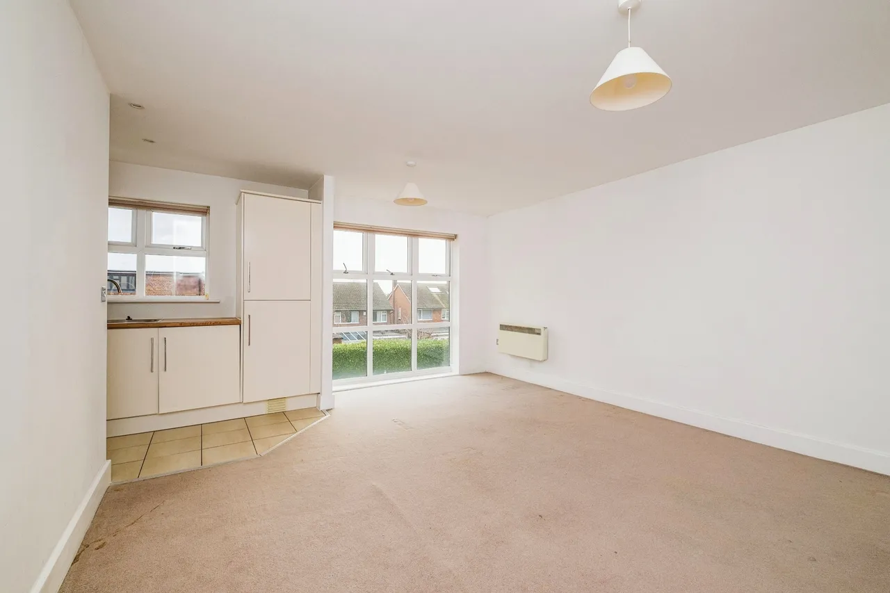 2 bed flat for sale, High Street, Addlestone, KT15