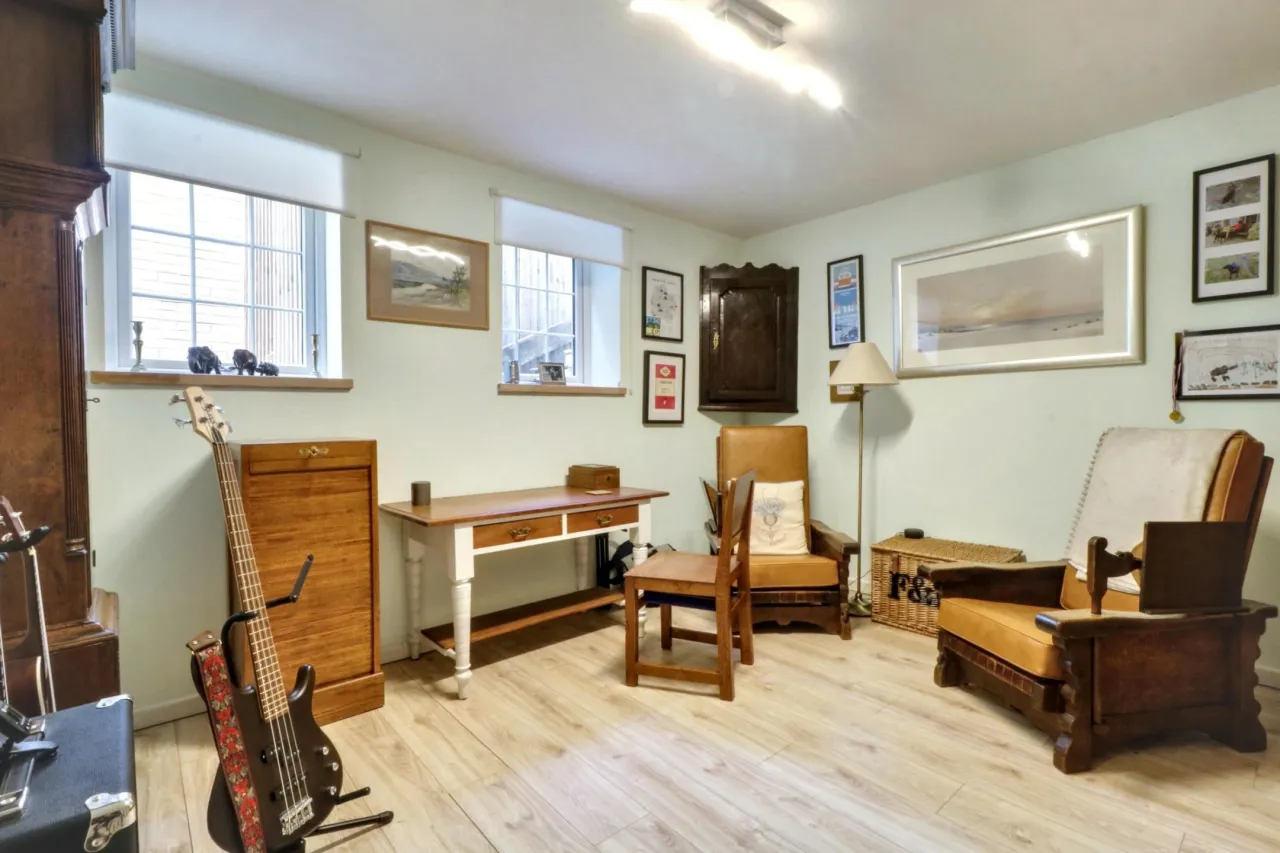 Berkshire Drive, Lower Heath, photo 8