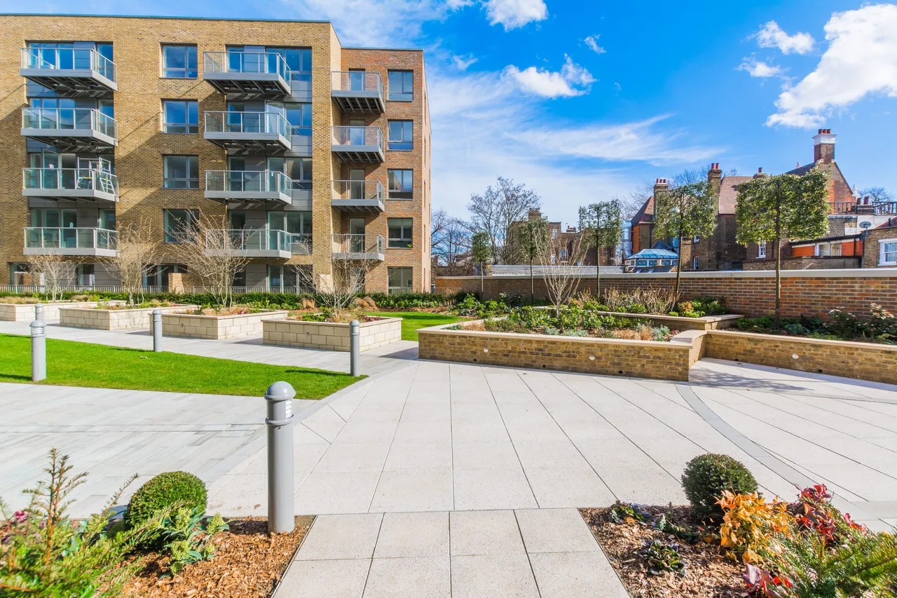 Flat 18, Basset Court, Smithfield Square, High Street, London, photo 8