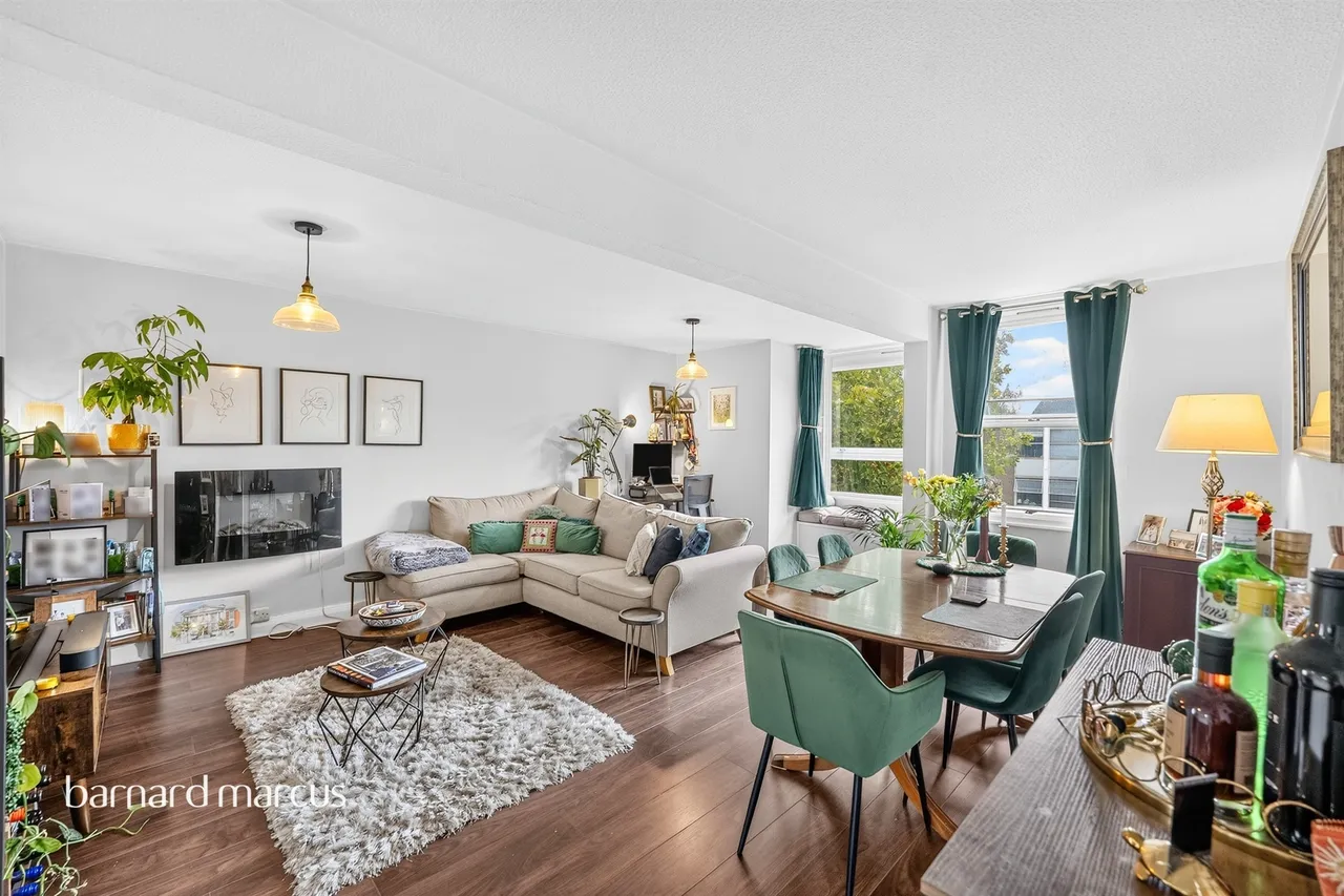2 bed flat for sale, Meyrick Road, London, SW11