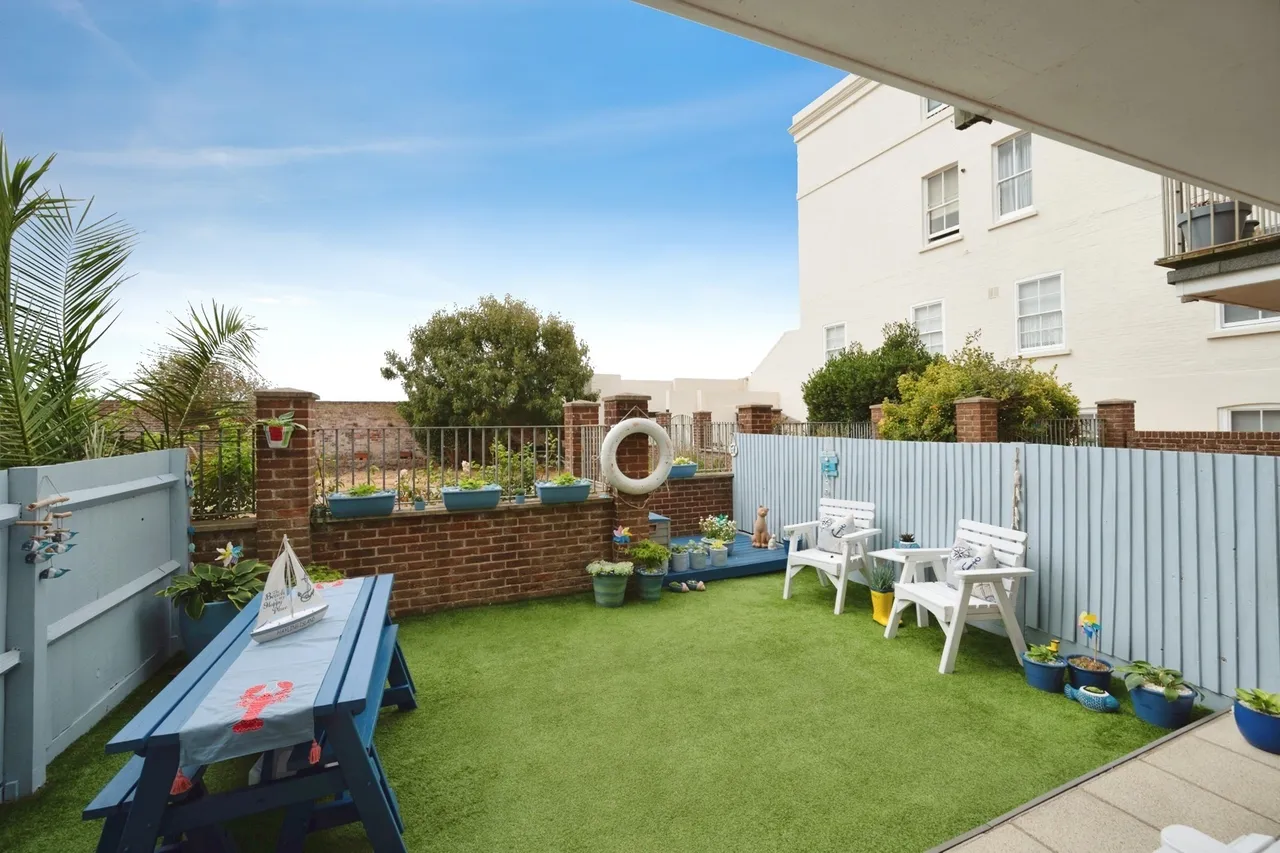 Lauren Mews, Sea Front, PO11, photo 24
