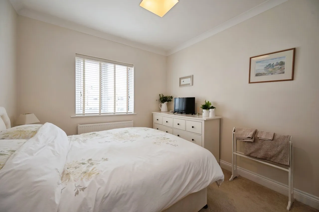 Lauren Mews, Sea Front, PO11, photo 15