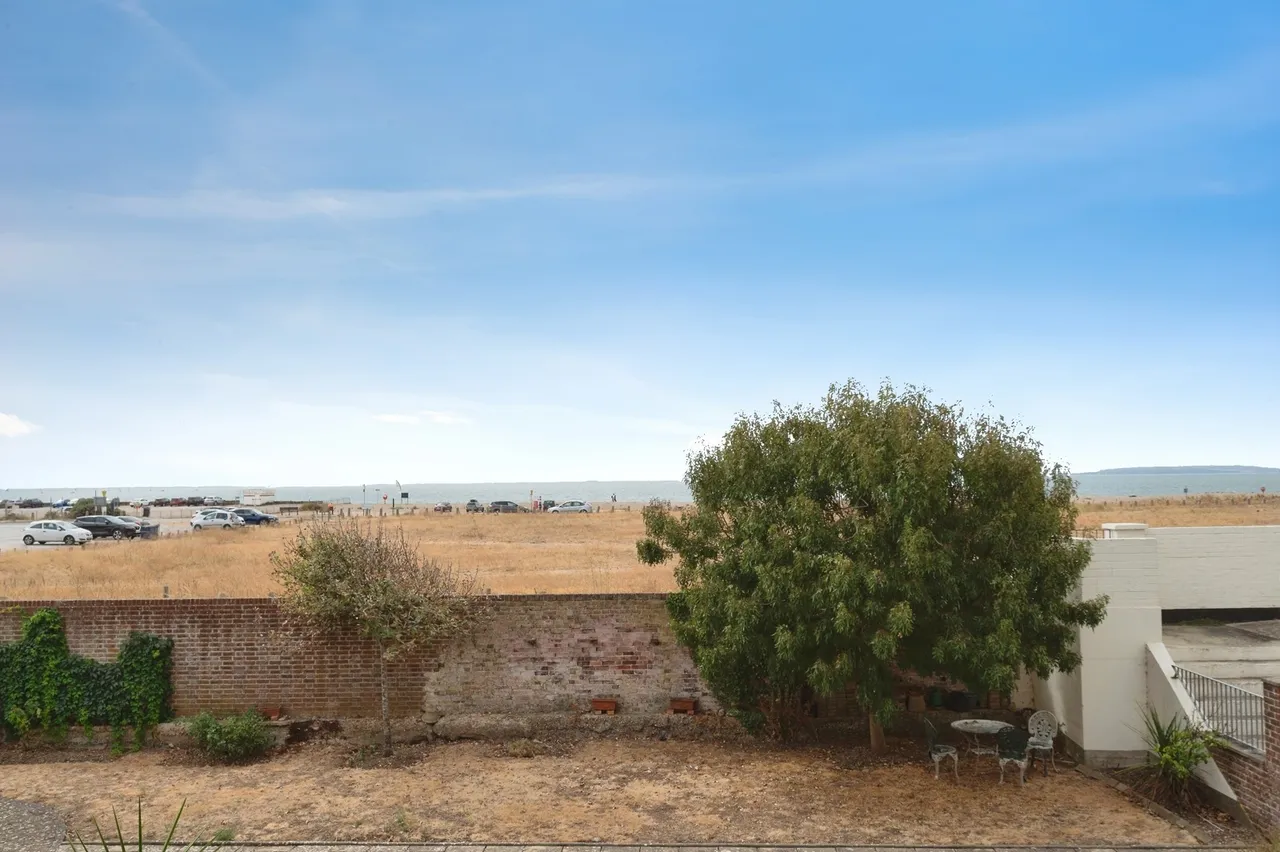 Lauren Mews, Sea Front, PO11, photo 4