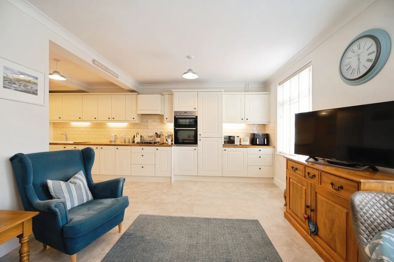 Lauren Mews, Sea Front, PO11, photo 8