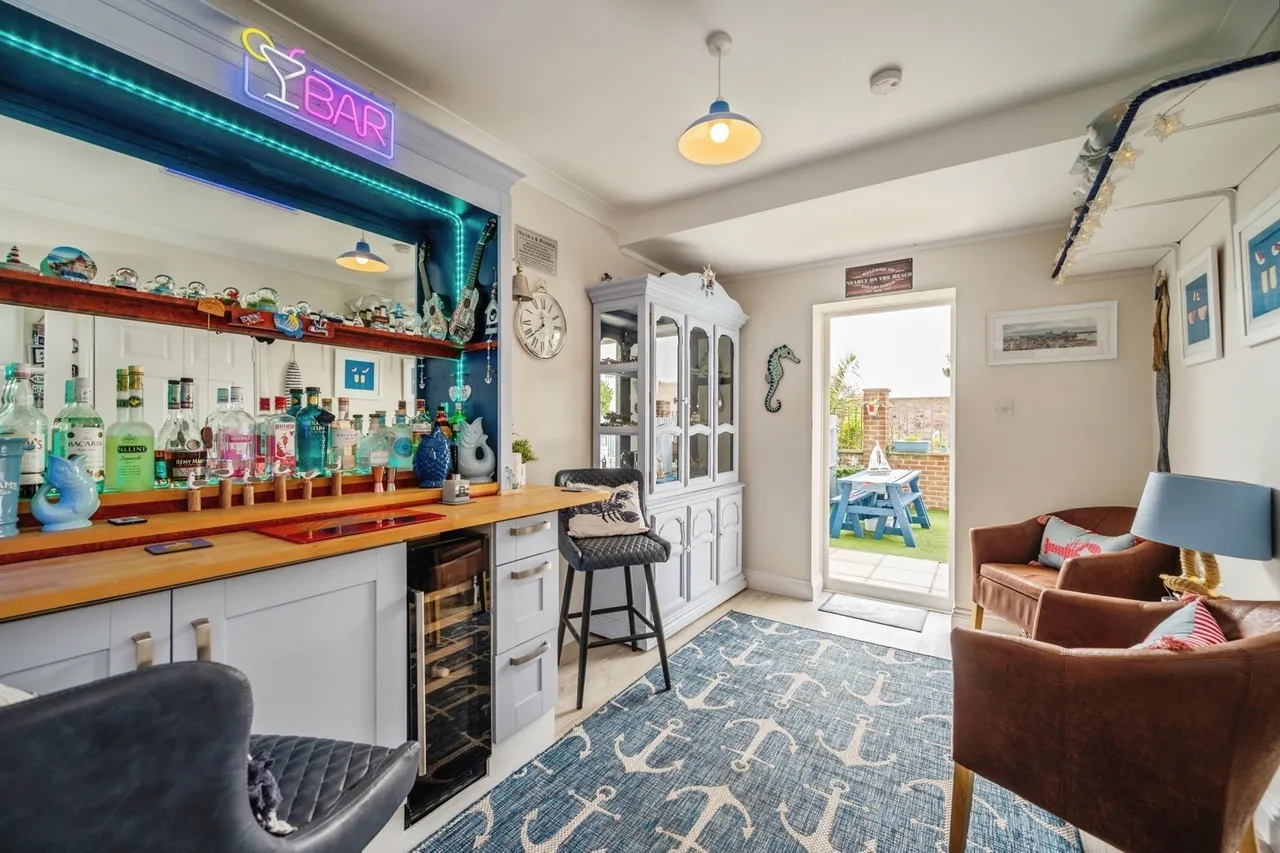Lauren Mews, Sea Front, PO11, photo 10