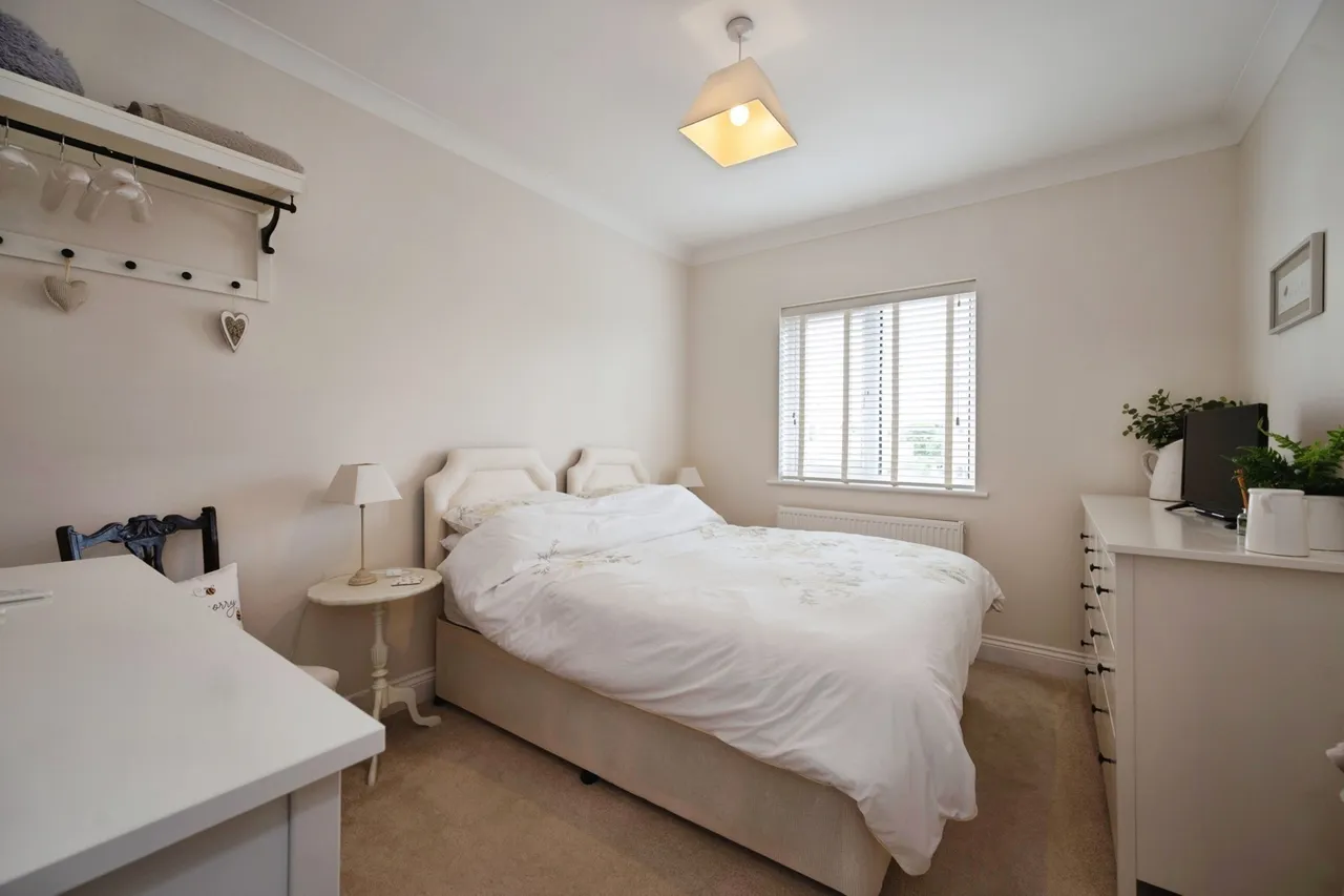 Lauren Mews, Sea Front, PO11, photo 14