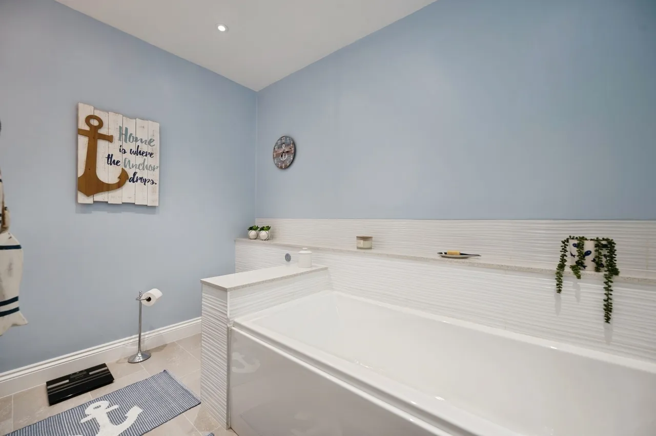 Lauren Mews, Sea Front, PO11, photo 17