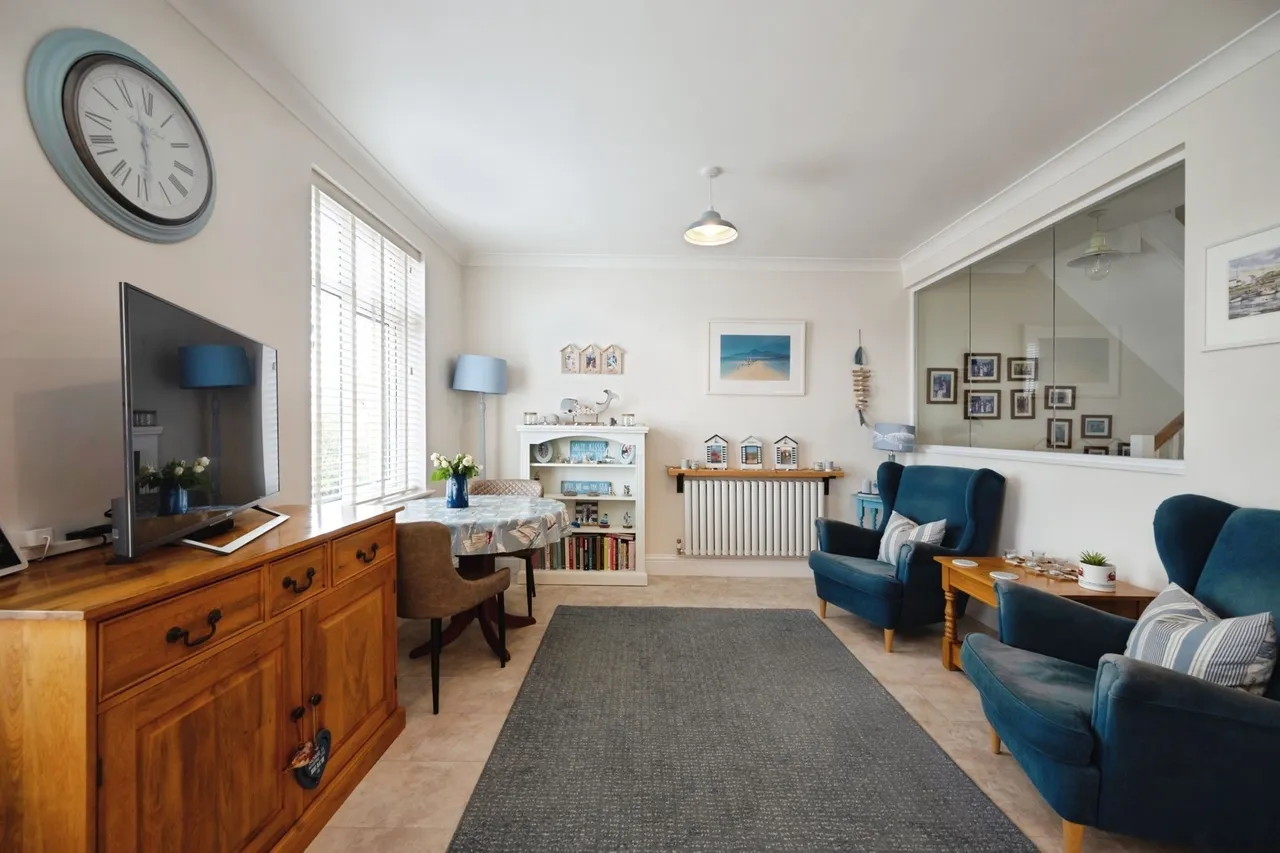 Lauren Mews, Sea Front, PO11, photo 7