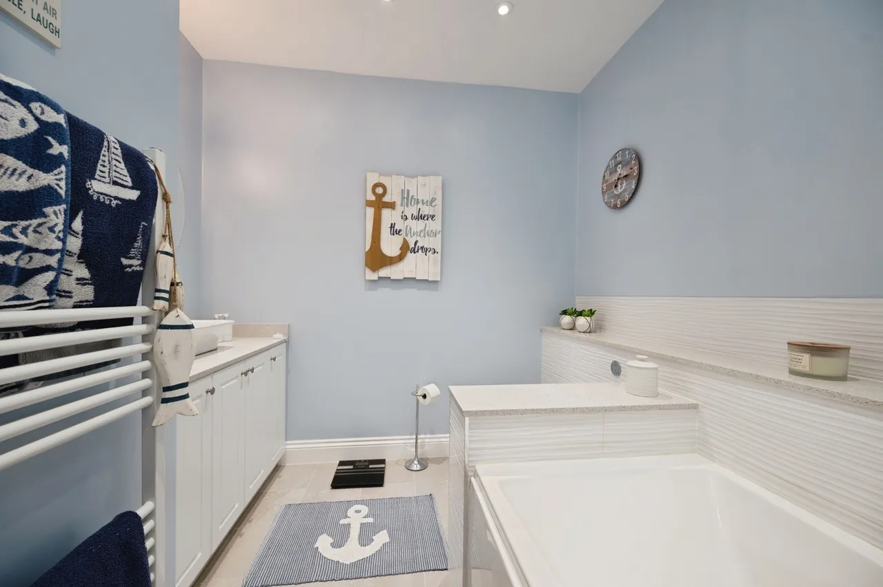 Lauren Mews, Sea Front, PO11, photo 12