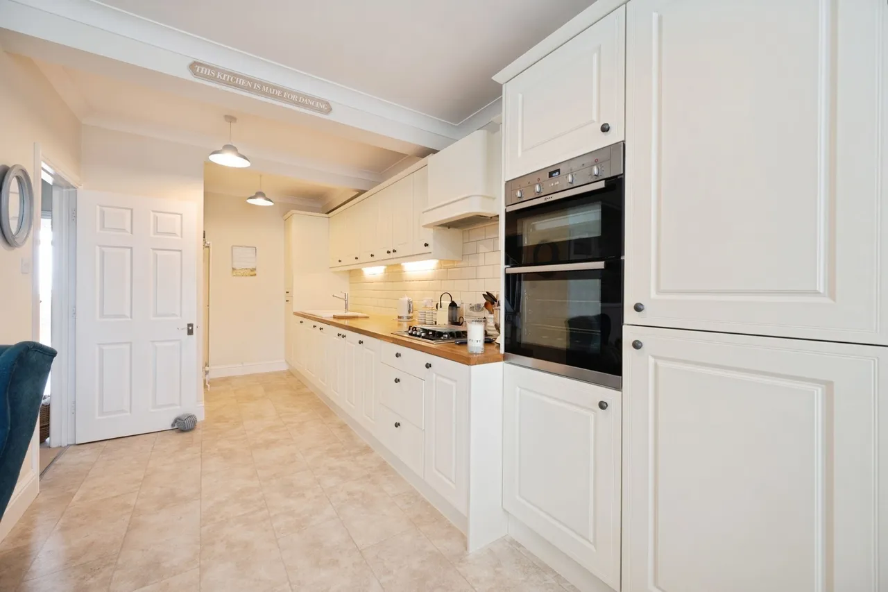 Lauren Mews, Sea Front, PO11, photo 6