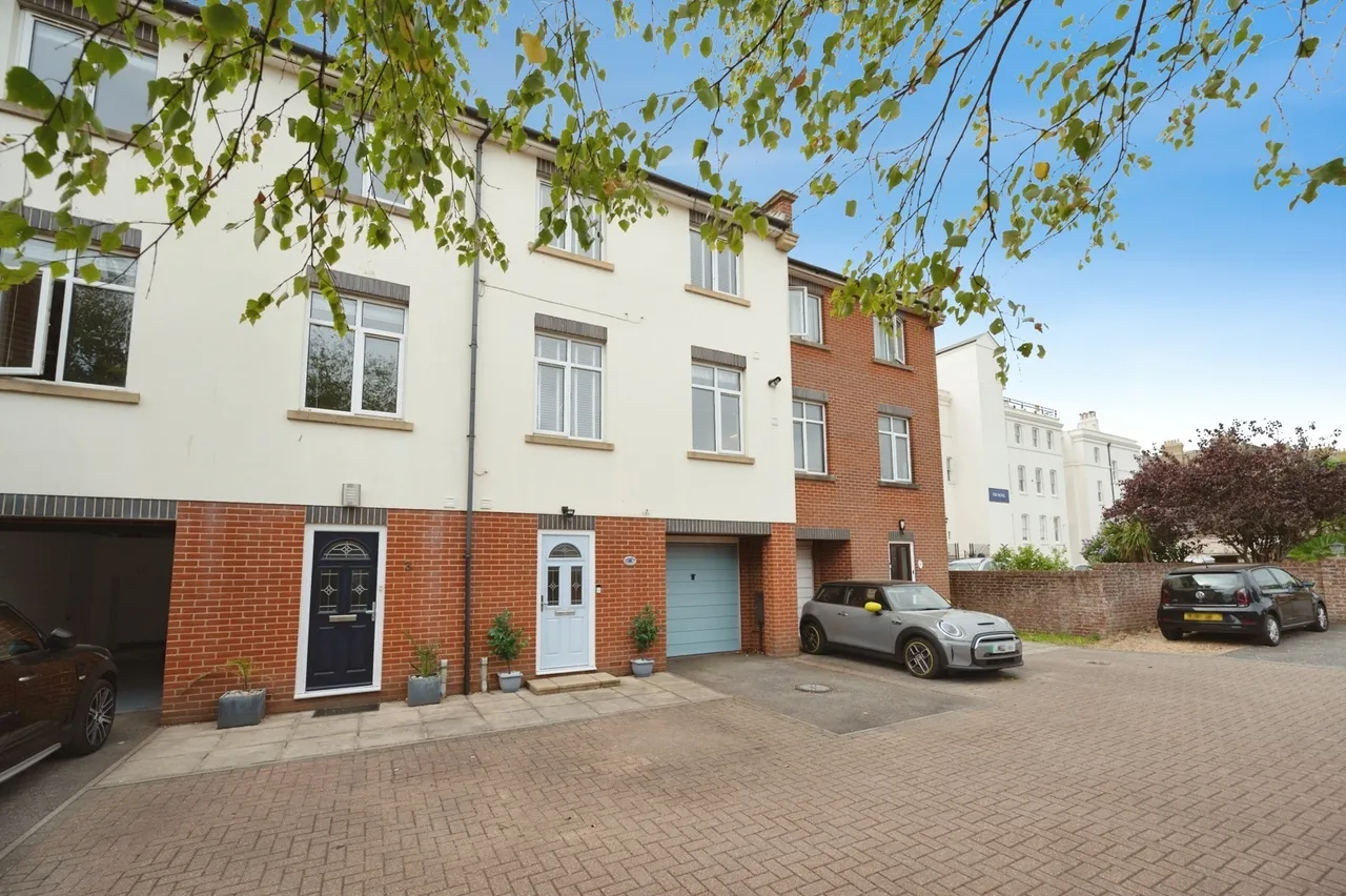 Lauren Mews, Sea Front, PO11, photo 2