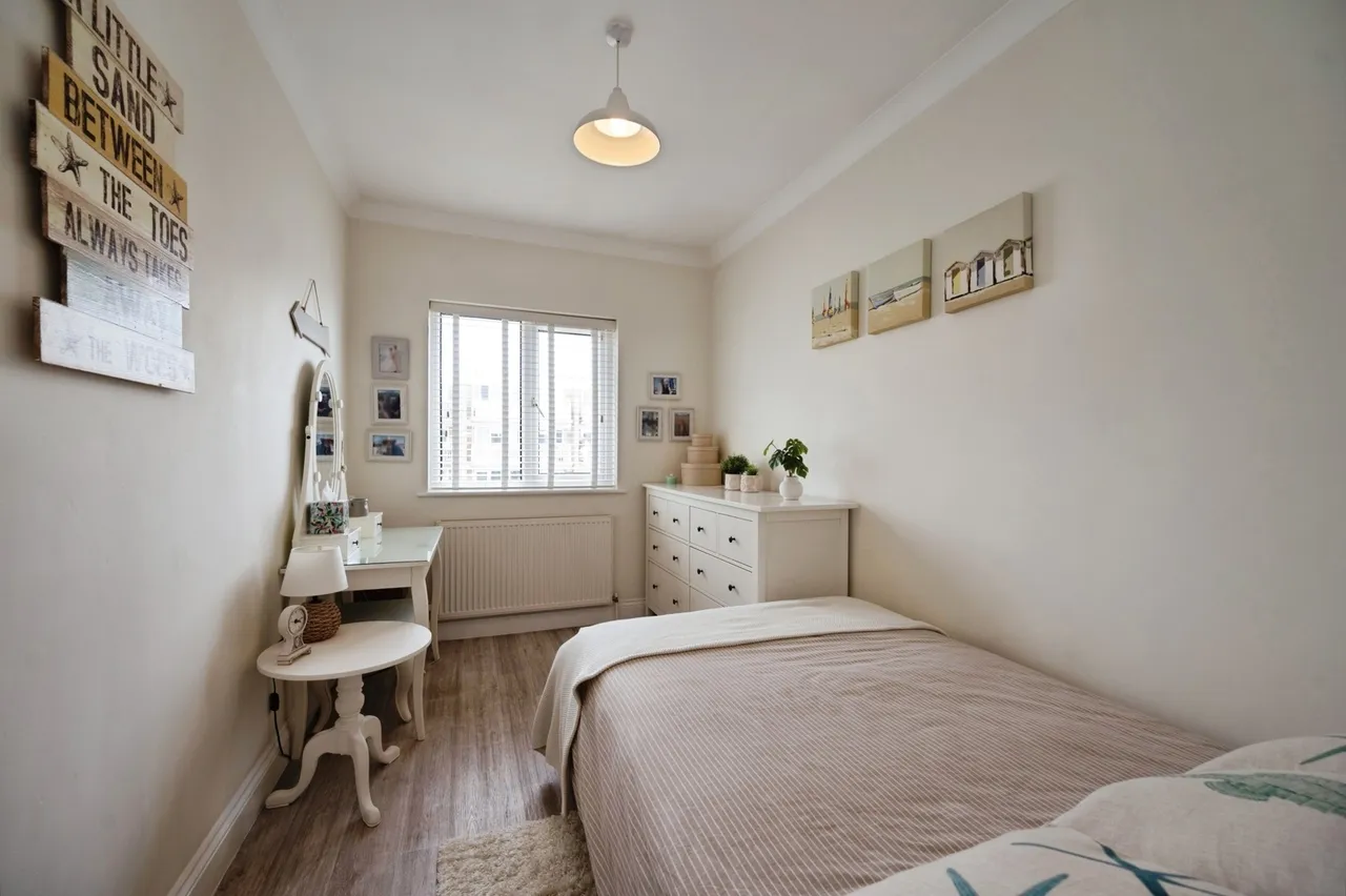 Lauren Mews, Sea Front, PO11, photo 13