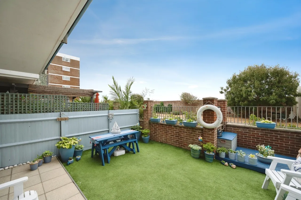 Lauren Mews, Sea Front, PO11, photo 11