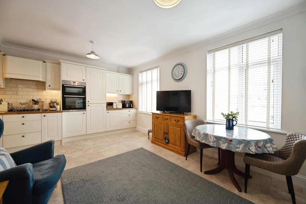 Lauren Mews, Sea Front, PO11, photo 5