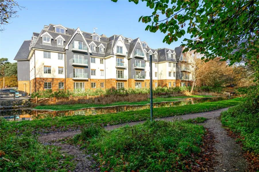2 bed flat to rent, Monument Road, Woking, GU21