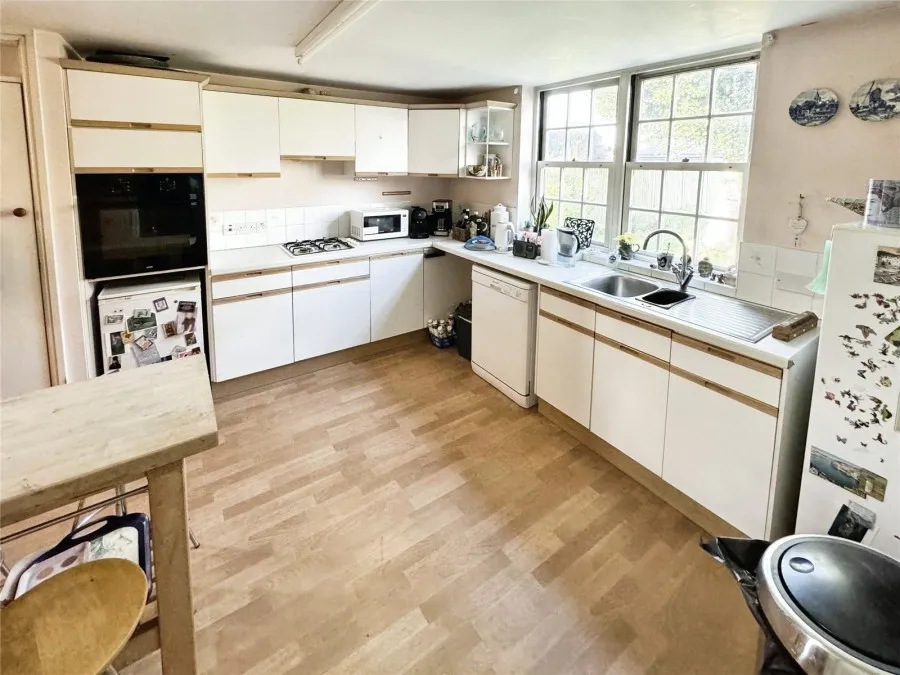 House Under Offer with 7 bedrooms in Mulberry Green, Harlow, CM17, photo 6