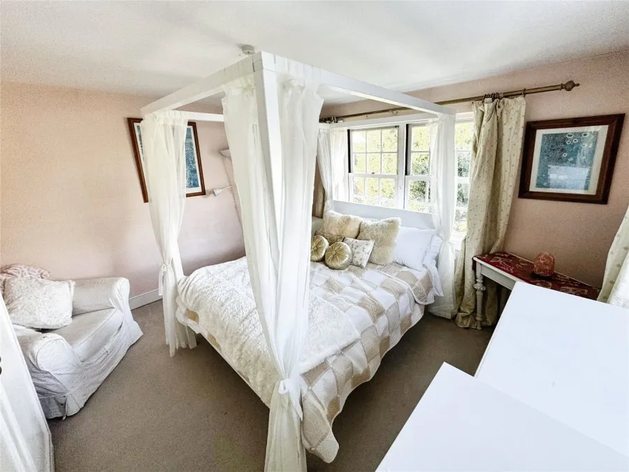 House Under Offer with 7 bedrooms in Mulberry Green, Harlow, CM17, photo 9