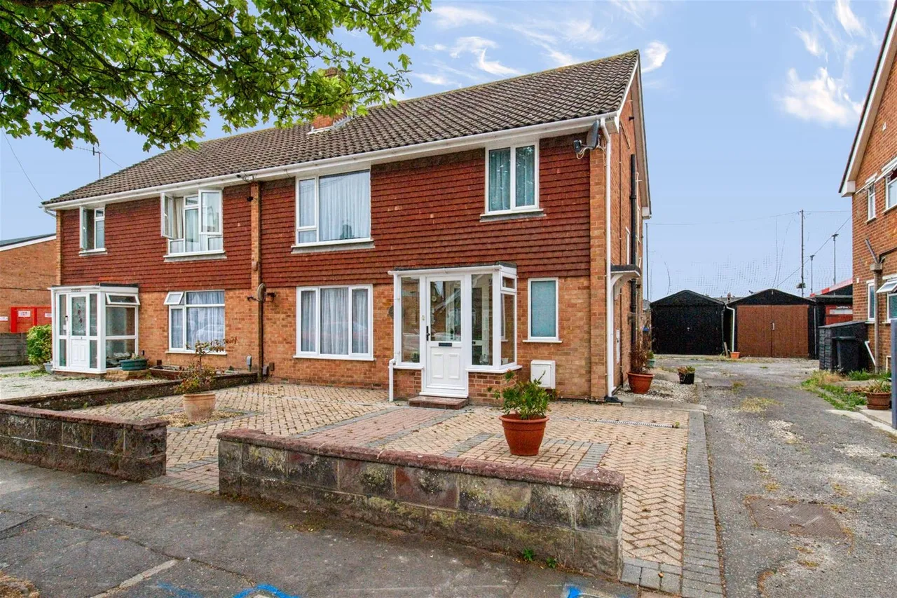2 bed flat for sale — Woodside Road, Worthing