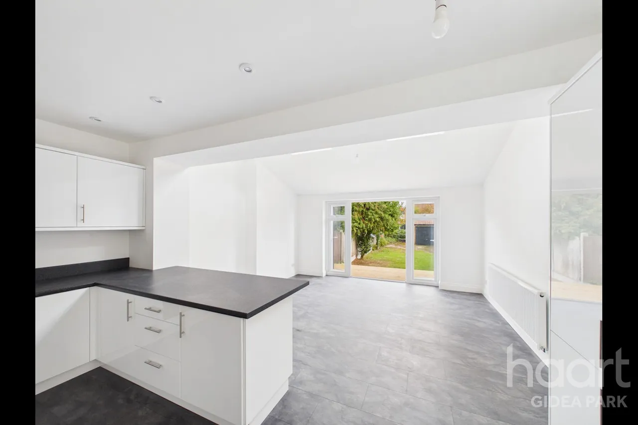 Northumberland Avenue, Hornchurch, RM11, photo 4