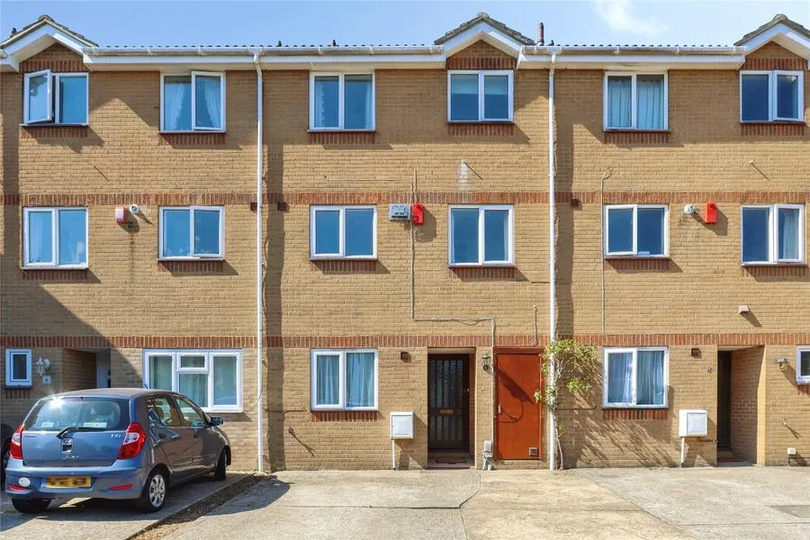 6 bed house to rent, McWilliam Close, Poole, BH12