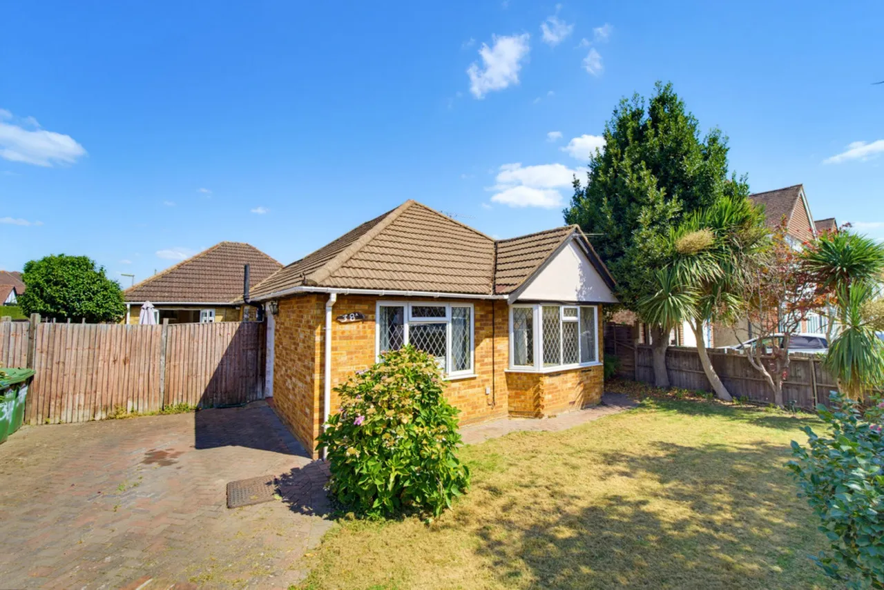 3 bed house for sale, Ashford Avenue, Ashford