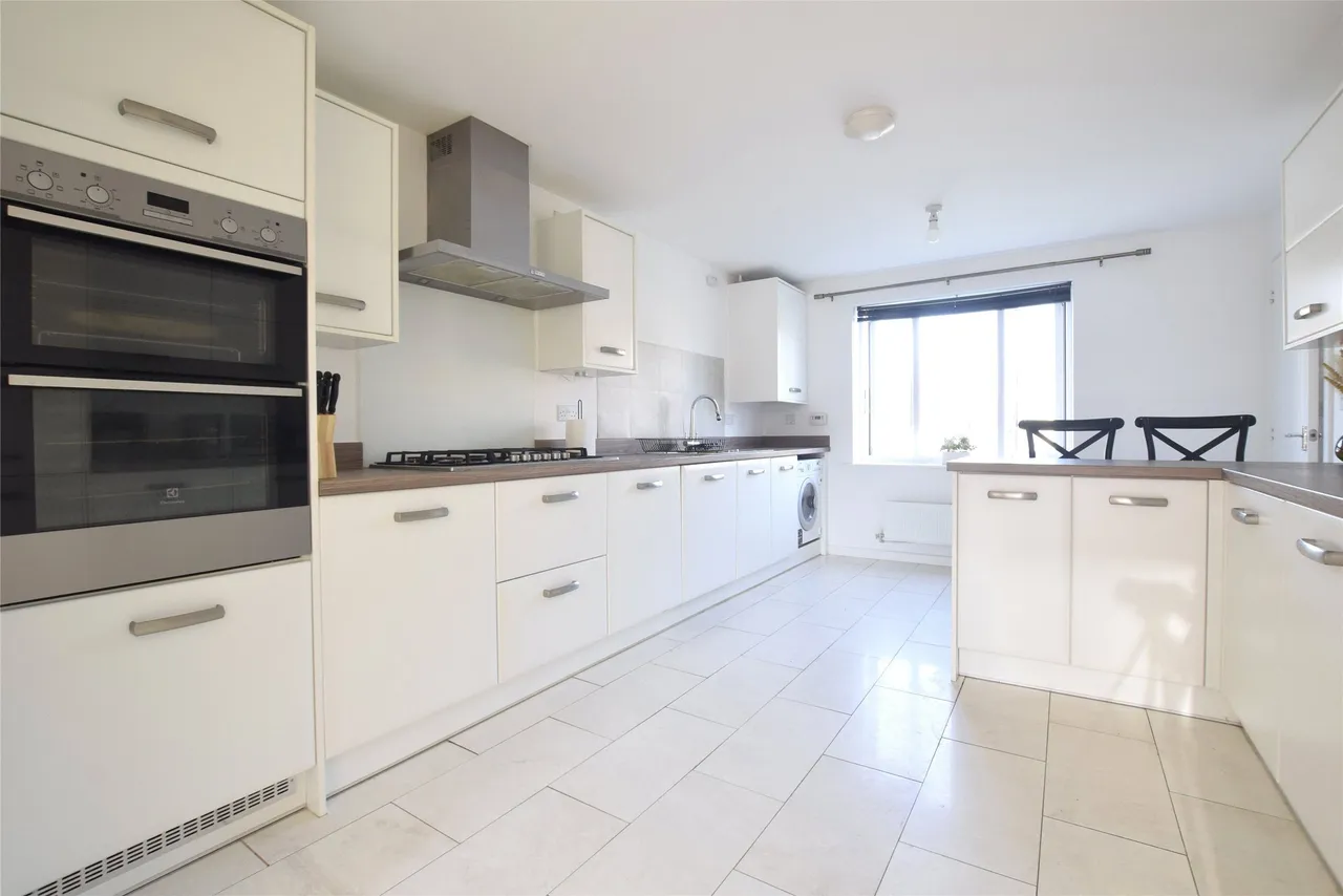 Wendercliff Close, Gloucestershire, Bishops Cleeve, GL52 8FA, photo 2