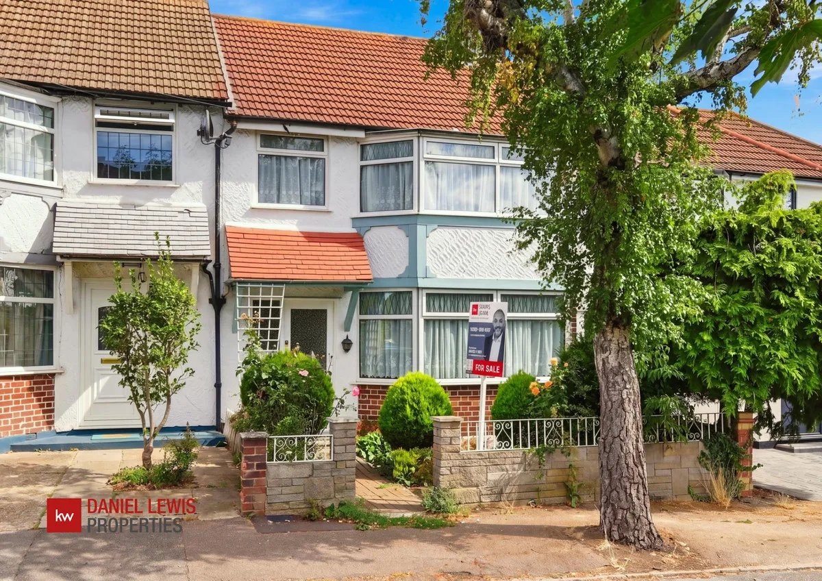 3 bed house for sale, Highland Avenue, Loughton, IG10
