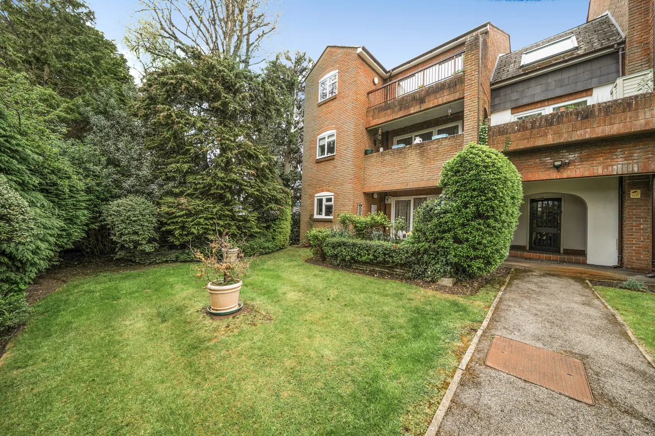 2 bed flat for sale, Falcon Close, Northwood, HA6