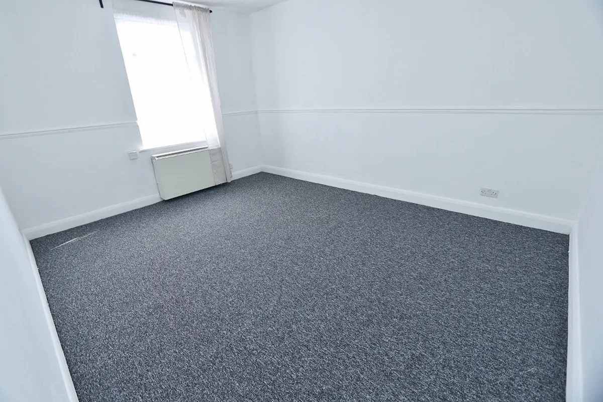 2 bed flat to rent — Collier Row Road, Romford, RM5 2BB