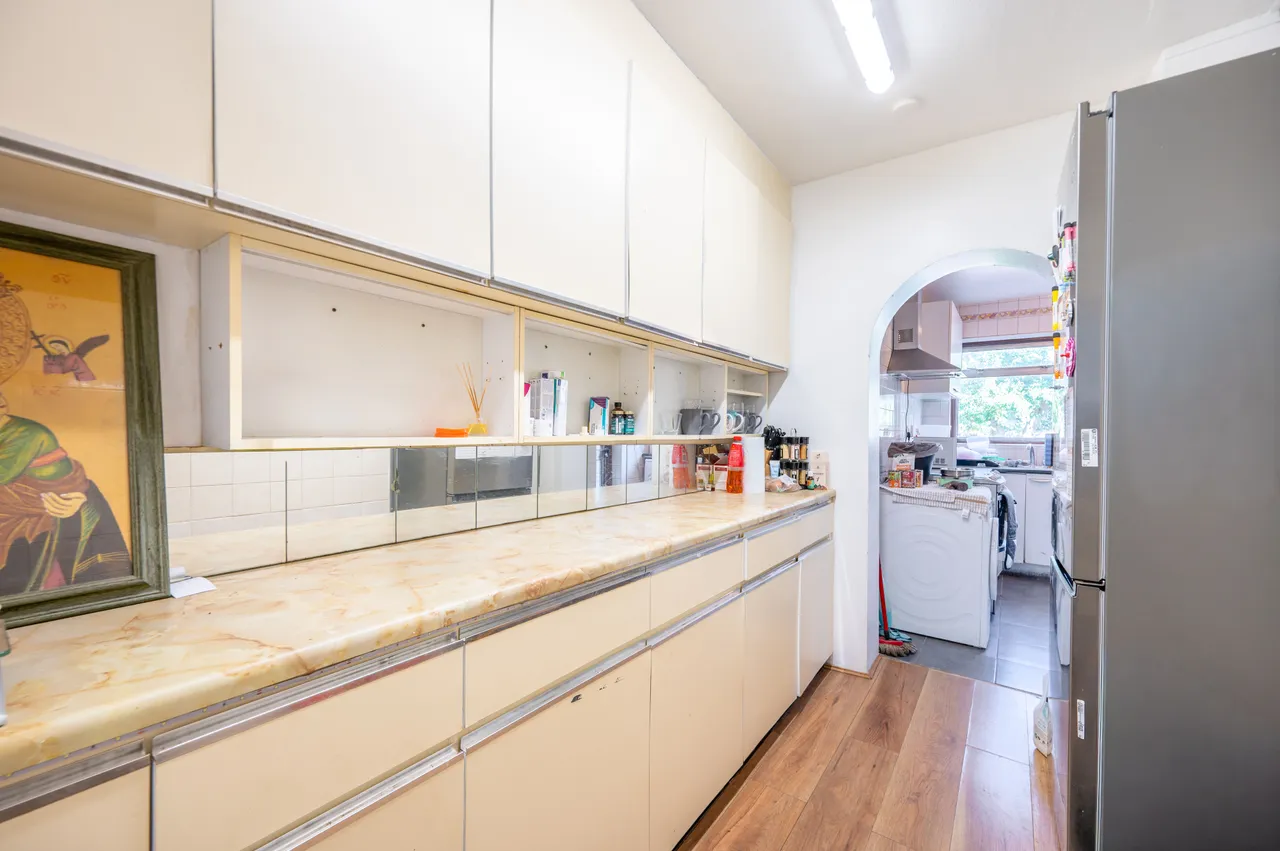 22 Ballards Road, London, photo 6