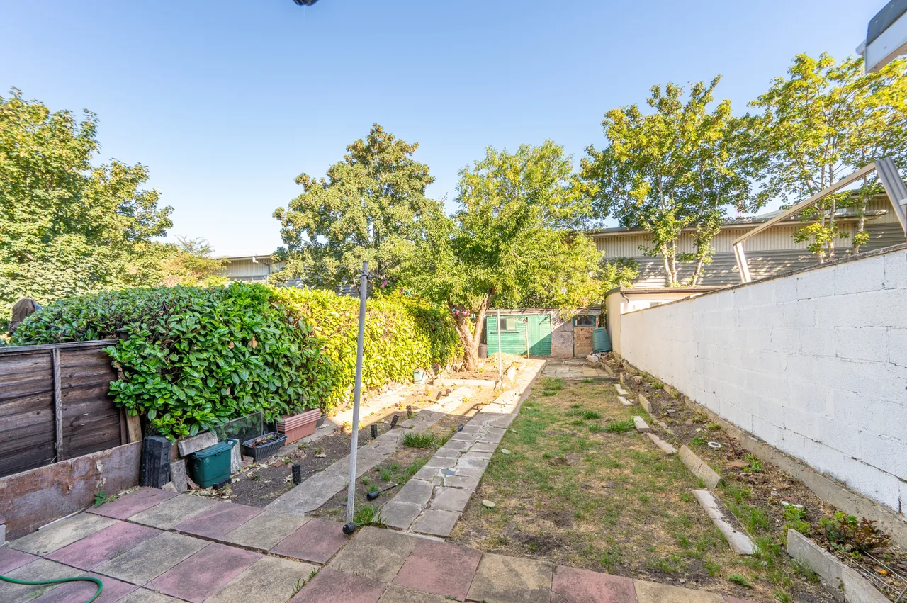 22 Ballards Road, London, photo 3