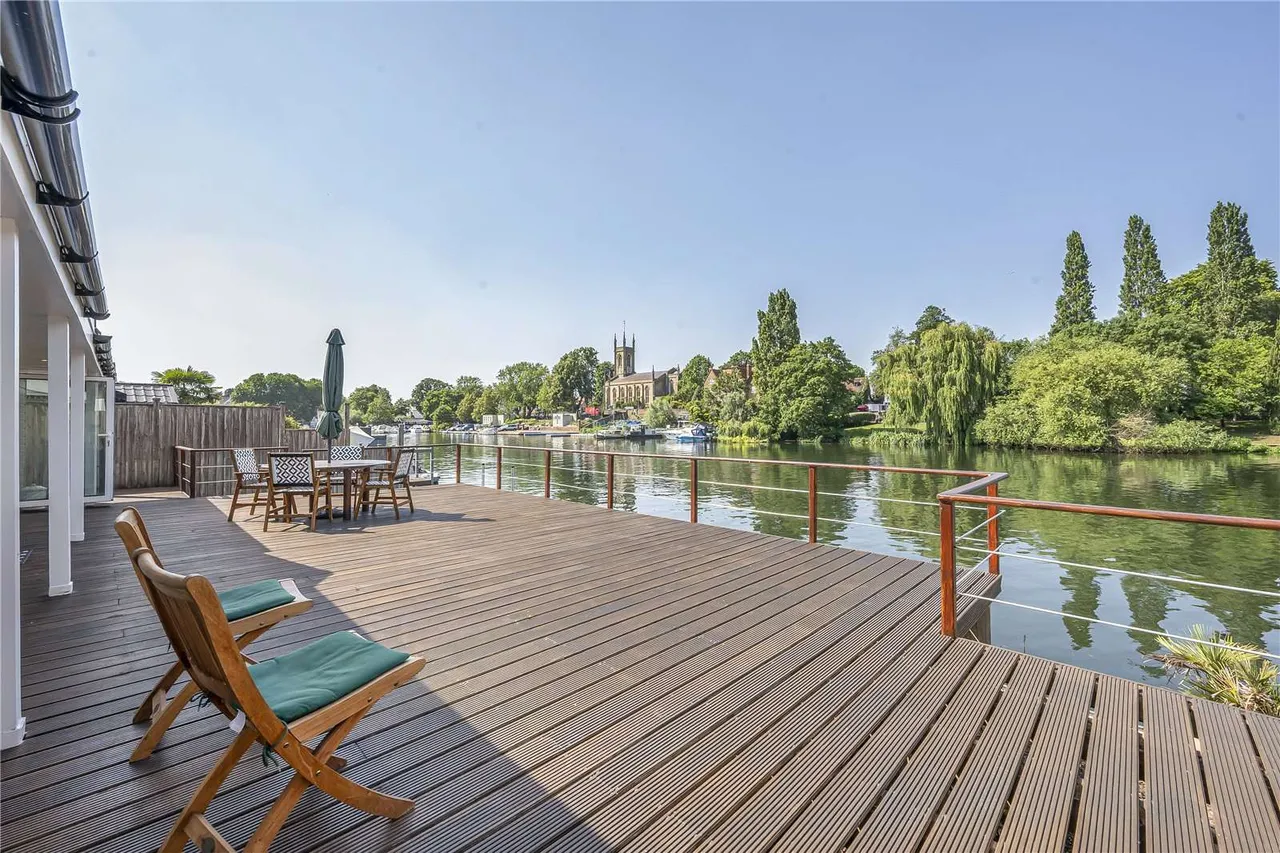 3 bed house to rent — Thames Street, Hampton, TW12 2EW