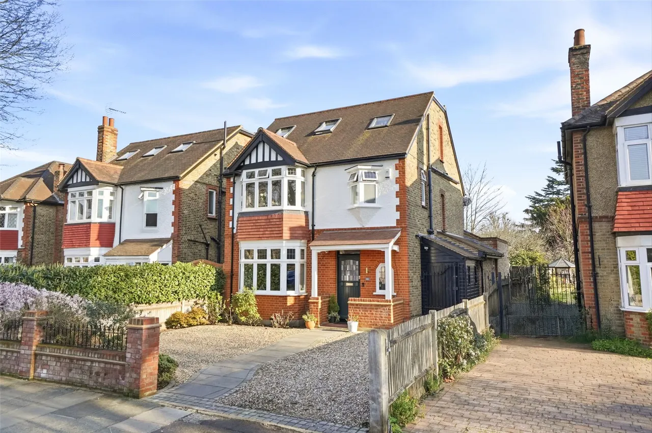 4 bed house for sale — Wensleydale Road, Hampton, TW12 2LW