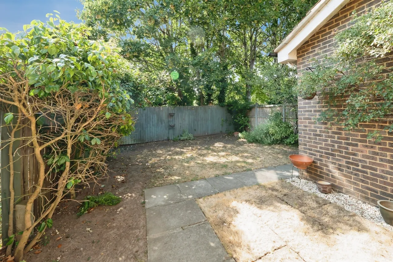 Kinnaird Close, Slough, SL1, photo 13