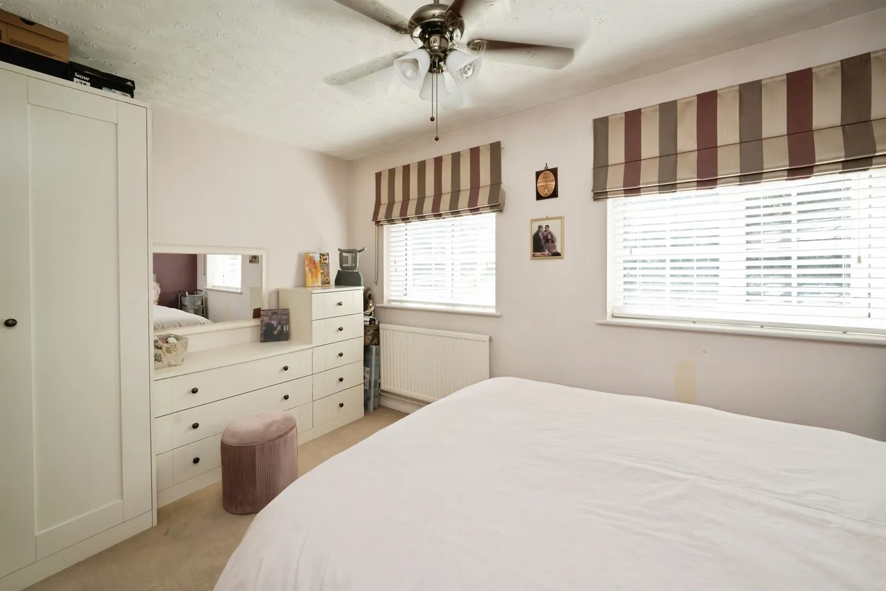 Kinnaird Close, Slough, SL1, photo 12