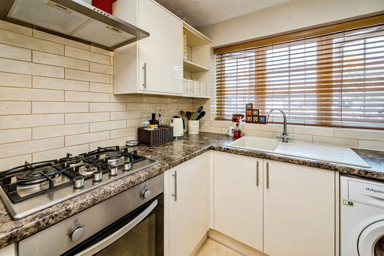 Kinnaird Close, Slough, SL1, photo 2